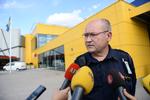 DRABSSAG. Polititalsmand Per Stömbäck foran Ikeaforretningen efter drabene. 