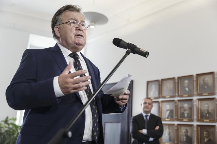 Politikerne træffer ofte deres valg på baggrund af regeringens regnestykker. Men hvordan fungerer statens lommeregnere egentlig? 