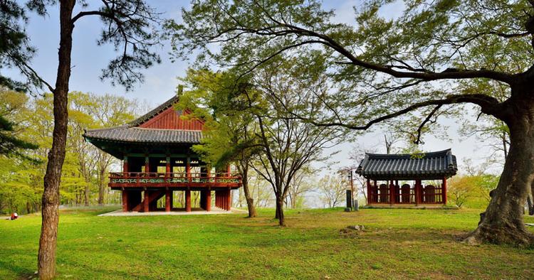 I den midstvestlige del af Sydkorea ligger et område, der består af otte arkæologiske sites, der daterer sig cirka 1.500 år tilbage, heriblandt Gongsanseong fortet og kongelige gravsteder. Området repræsenterer kongeriget baejke, et af landets tidligste kongeriger. Blandt årsagerne til at dette område er på Unesco's liste er, at det viser den for sin tid teknologiske, religiøse og kulturelle og kunstneriske udveksling, der fandt sted mellem de gamle østasiatiske kongeriger i Korea, Kina og Japan. På billedet er Imryugak Pavilion. 