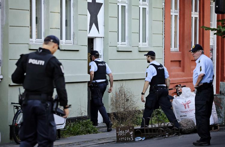 Ransagningsaktion. Flere adresser i København er blevet ransaget af politiet her til morgen. Blandt andet tilholdsstedet 'Bumzen' på Baldersgade på Nørrebro i København. 