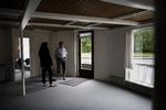 Indflytningsklar. Flygtninge kunne passende flytte ind i nogle af de mange tomme boliger, mener Dansk Byggeri. Maria Schougaard Berntsen fra Dansk Byggeri diskutere her ideen med Torkil Kristoffersen, der er ved at sælge sin ejendom i vestsjællandske by Jerslev. 