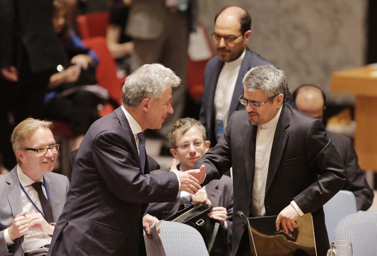 enige. Lederen af EU's delegation i FN, Thomas Mayr-Harting, og Irans FN-ambassadør, Gholamali Khoshroo, hilser på hinanden i FN-bygningen i New York i sidste måned, da sikkerhedsrådet enstemmigt blåstempler atomaftalen mellem Iran og seks stormagter. 
