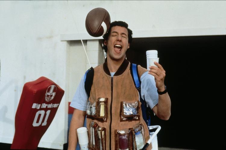 Donk. Her får Adam Sandler, i rollen som Bobby Boucher i 'The Water Boy', en amerikansk fodbold i hovedet. Sandler er - blandt meget andet - stjernen i en række sportsfilm om nørder der vinder over hovne typer. 