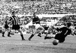 Ikon. Harald Nielsen scorer mod Inter, som Bologna FC stjal mesterskabet fra i 1964. 