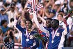 hjemmebane. Carl Lewis var et af de store navne ved OL i 1984 i Los Angeles. Her fejrer han sit guld på 200 meter foran landsmændene Kirk Baptiste (tv.) og Thomas Jefferson (th.). 