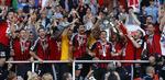 TRIUMF. Det hidtil største øjeblik iFC Ingolstadts historie. Klubben vandt i sidste sæson 2. Bundesliga og fejrer her oprykningen til Bundesligaen. 