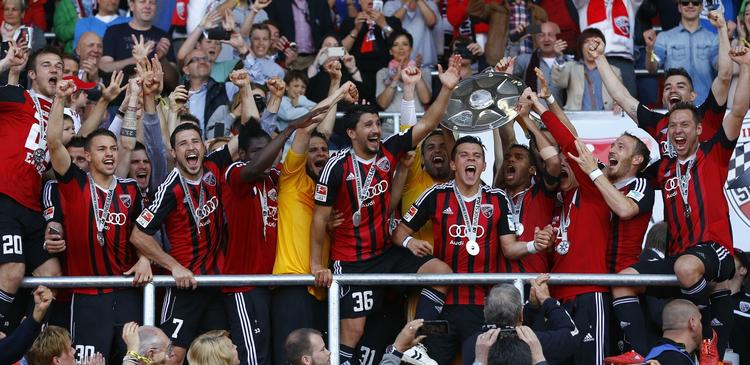 TRIUMF. Det hidtil største øjeblik iFC Ingolstadts historie. Klubben vandt i sidste sæson 2. Bundesliga og fejrer her oprykningen til Bundesligaen. 