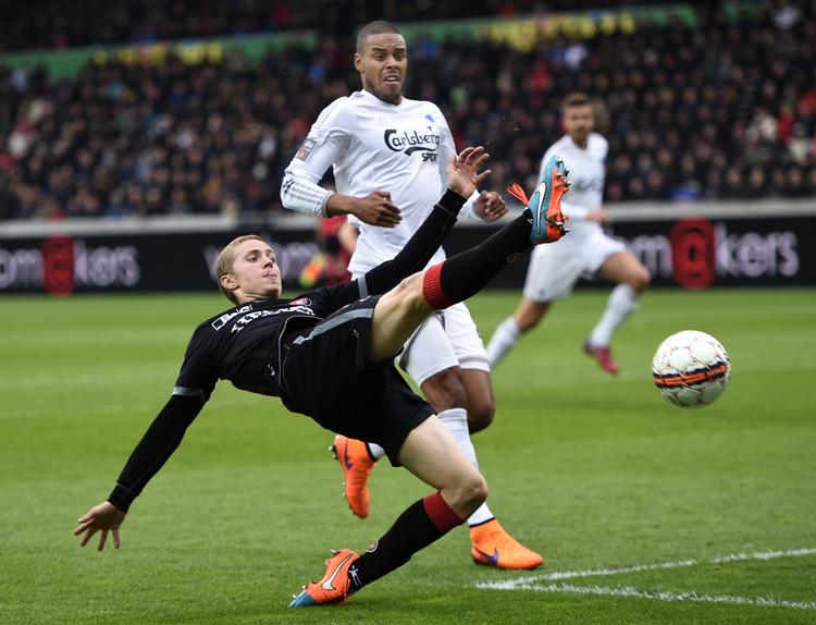 2-0. FCK og  Mathias Zanka Jørgensen (bagerst) får mulighed for revanche mod Andre Rømer og co. i aften. I maj vandt FCM 2-0 og sikrede sig mesterskabet. 