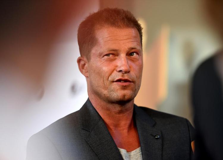 Nytteværdi. Til Schweiger har sagt, at han altid har døjet med blot at leve af at leje sit fjæs ud i stedet for at arbejde for samfundet, som f.eks. politimænd og sygeplejersker gør. Flygtningecentret ser han som en mulighed for at gøre gavn. 