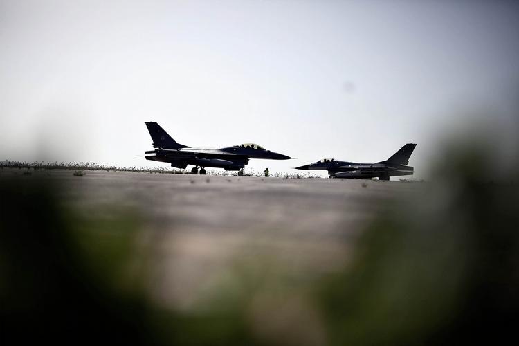 Valg. To af de tre fly, som Danmark vælger imellem, er amerikanske, mens det sidste bygges i fire europæiske lande. Her ses to F-16-fly, der snart skal pensioneres. 