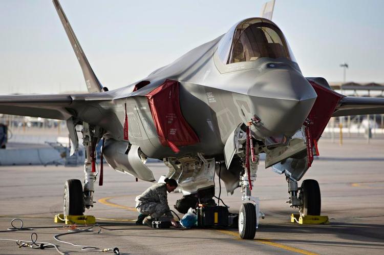 Amerikanernes. F35 bliver dominerende i USA's luftvåben, og USA ønsker, at Danmark vælger samme fly, når de slidte F-16 skal udskiftes. Her ses flyet på producentens testbane. Arkivfoto: Martin Lehmann 