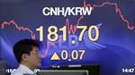 stabilisering. Beslutningen om at devaluere den kinesiske valuta udløste uro på de financielle markeder verden over, men i går var uroen forduftet. Også på det asiatiske aktiemarked her i Seoul. 