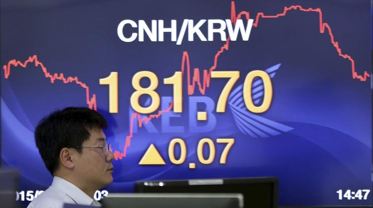 stabilisering. Beslutningen om at devaluere den kinesiske valuta udløste uro på de financielle markeder verden over, men i går var uroen forduftet. Også på det asiatiske aktiemarked her i Seoul. 