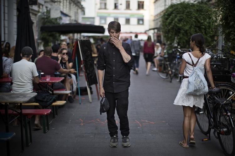 Nørrebro. Blikkene på gaden sætter sig i kroppen, siger Caspar Eric. Det er svært at sætte ord på følelserne, så nu har digteren skrevet en bog om det handikappede. 