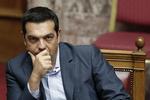 tillidsspørgsmål. Grækenlands regeringschef, Alexis Tsipras, fotograferet under den timelange debat i parlamentet. Han har lovet parlamentet en afstemning om, hvorvidt de har tillid til hans regering. 