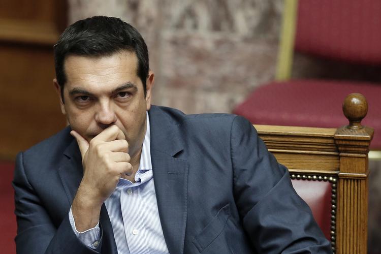 tillidsspørgsmål. Grækenlands regeringschef, Alexis Tsipras, fotograferet under den timelange debat i parlamentet. Han har lovet parlamentet en afstemning om, hvorvidt de har tillid til hans regering. 