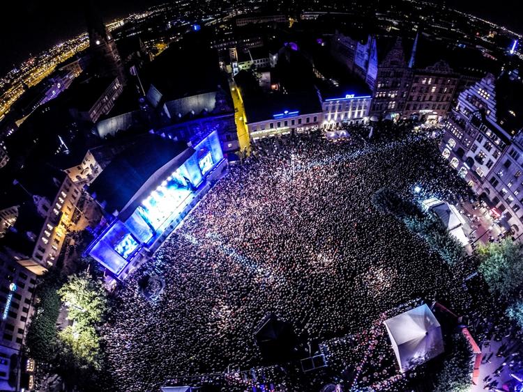 Fest. Hvad gør du, hvis festen er så god, at du misser det sidste tog og får brug for et sted at sove. Ibyen hjælper dig på vej. 