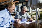 Fokus. Uffe Elbæk har været det klart mest fremtrædende medlem af Alternativet. Nu håber partiet, at det kan få andre medlemmer frem i rampelyset. Her ses han på Bornholm i selskab med Magnus Harald Haslebo, der er pressechef i partiet. 