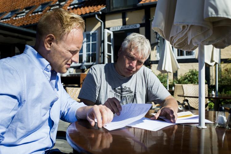 Fokus. Uffe Elbæk har været det klart mest fremtrædende medlem af Alternativet. Nu håber partiet, at det kan få andre medlemmer frem i rampelyset. Her ses han på Bornholm i selskab med Magnus Harald Haslebo, der er pressechef i partiet. 