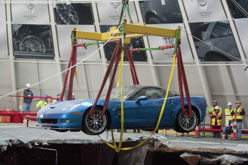 OFFER. Denne Corvette slap nogenlunde uskadt fra turen ned i hullet. 