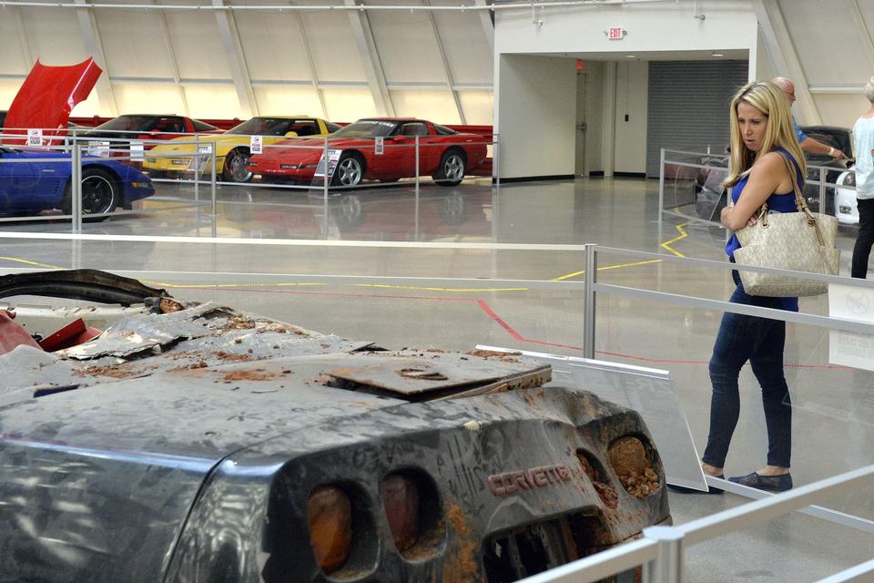 KLASSISK. Denne Corvette er stadig en attraktion på museet, selv om den er beskadiget efter det 10 meter dybe fald ned i jorden. 