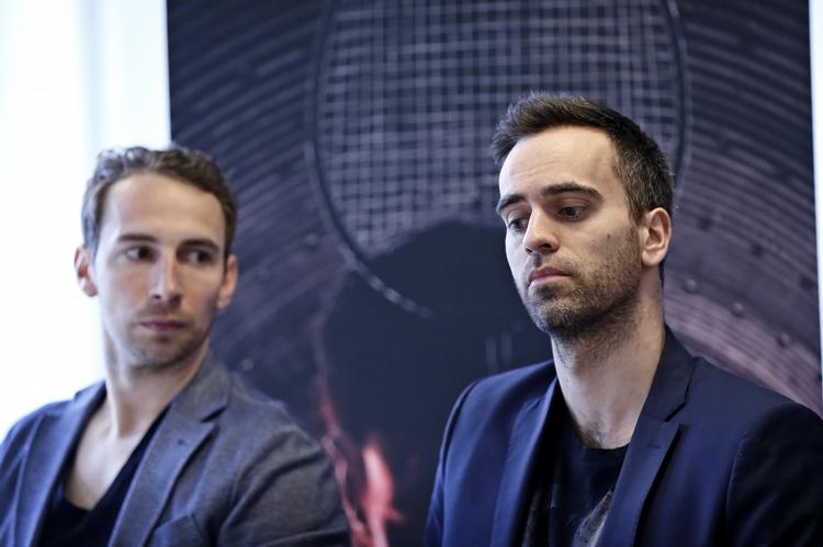 Nederlag. Den danske herredouble med Mathias Boe (t.v) og Carsten Mogensen - ikke på billedet - tabte ved VM i badminton. Her ses Mathias Boe i selskab med Joachim Fischer. 