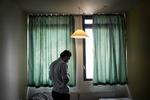 Enegang. Regeringens særligt lave integrationsydelse skiller sig markant ud i forhold til vores nabolande. Institut for menneskerettigheder mener, at den kan være i uoverensstemmelse med den internationale menneskerettigheder. Arkivfoto: Peter Hove Olesen 