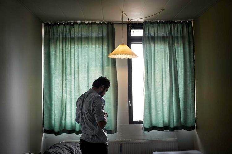 Enegang. Regeringens særligt lave integrationsydelse skiller sig markant ud i forhold til vores nabolande. Institut for menneskerettigheder mener, at den kan være i uoverensstemmelse med den internationale menneskerettigheder. Arkivfoto: Peter Hove Olesen 