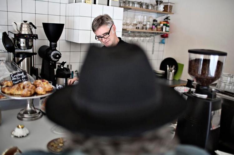 favoritFIK. På St. Knuts Torg i Malmø er Ugglas Kaffebar blot en af byens mange nye steder, hvor man kan fika, som de siger derovre. 