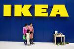 Sorg. Ikea i Västerås holdt lukket dagen efter mordet, men udenfor står et lille bord med blomster og en kondolencebog, der bliver flittigt brugt. 