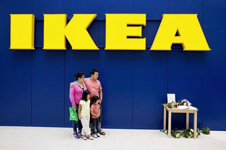 Sorg. Ikea i Västerås holdt lukket dagen efter mordet, men udenfor står et lille bord med blomster og en kondolencebog, der bliver flittigt brugt. 