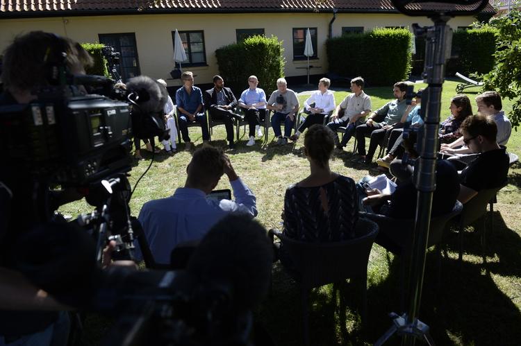 Pressemøde. Den timelange seance foregår siddende i en rundkreds, der er urtete til de tørstige, og det er ikke kun partitoppen, der deltager - hele folketingsgruppen er til stede, og får alle taletid. 