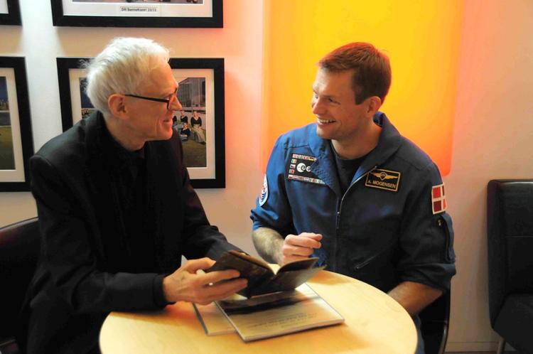 Makkerskab. Andreas Mogensen (th), professor Niels Jørgen Cappelørn og Kulturministeriet er blevet enige om, hvad den danske astronaut skal læse på sin tur ud i rummet. 