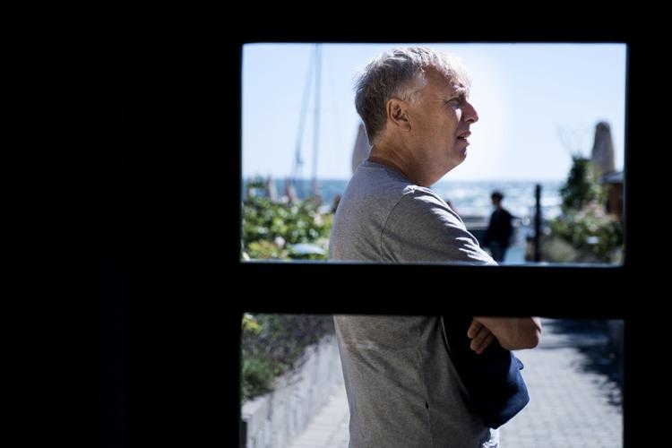 Drejebog. »Vi har lavet både en fællesdrejebog for det kommende år, men også én for de enkelte MF’ere, der indeholder alt lige fra, hvor mange beslutningsforslag, de skal nå at fremsætte til, hvor mange konferencer, de gerne vil afvikle og hvor mange initiativer, de gerne vil tage i forhold til bevægelsen, baglandet og andre faglige samarbejdspartnere uden for Christiansborg«, siger Uffe Elbæk 