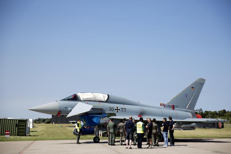 Show. Her ses kampflyet Eurofighter Typhoon til Roskilde Airshow. Flyet  er blandt de tre, der er med i kapløbet om at erstatte flyvevåbnets F16-kampfly. 