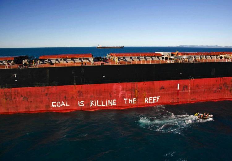 Demonstration. Greenpeace har flere gange, her i 2008, aktioneret mod Australien kuleksport, der blandt andet foregår fra havne tæt på den følsomme naturperle Great Barrier Reef. 