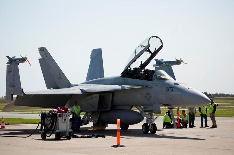 Charmeoffensiv.Boeing har to F-18 Superhornet i Roskilde, hvor Eurofighter også kommer, mens Lockheeds stand med F-35 er brændt. 