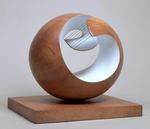 Dynamisk. Midt i 1940'erne skaber Hepworth værker, hvor der opstår en fantastisk dynamik mellem den udhulede form og udspændte snore, sådan som det ses i 'Pelagos' fra 1946. 