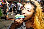 regnbuereklame. 7-Eleven bruger Copenhagen Pride til et fremstød, hvor der blandt andet sælges regnbue-doughnuts fra en bod på Rådhuspladsen. Foto: Anders Rye Skjoldjensen 