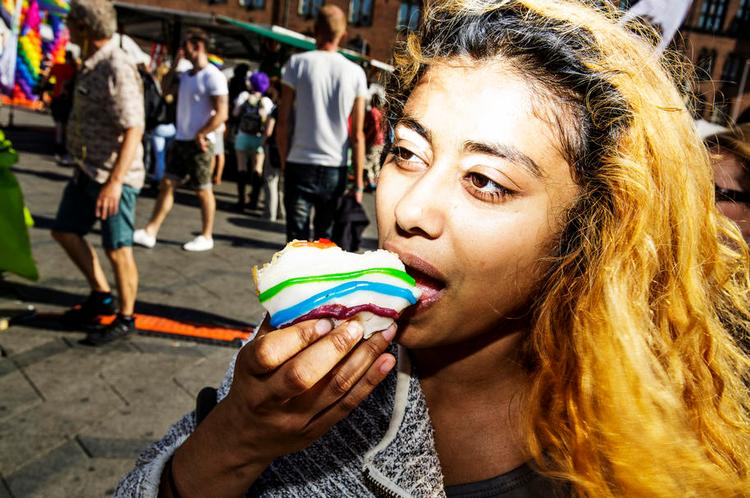 regnbuereklame. 7-Eleven bruger Copenhagen Pride til et fremstød, hvor der blandt andet sælges regnbue-doughnuts fra en bod på Rådhuspladsen. Foto: Anders Rye Skjoldjensen 