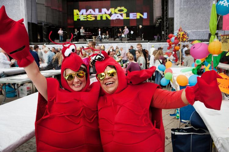 Haps. Der er krebs og snaps på menuen til det traditionelle kräftskiva på Stortorget i aften. 