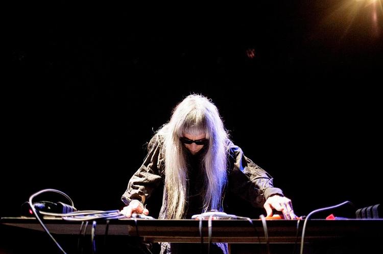 Mystik. Keijo Haino solidt plantet bag sin pult til koncert på Click Festival i Helsingør tidligere i år. 