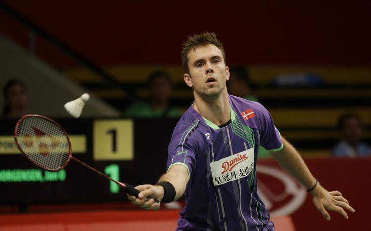 ude. Jan Ø. Jørgensen viste stor moral, da han vendte flot tilbage i andet sæt mod Lee Chong Wei , der havde spillet danskeren helt af banen i første sæt. 