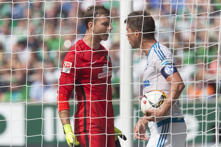 0-3.  Werder Bremen og FC Schalke 04 plejer at give hinanden god modstand. I dagens kamp var Werder uheldig med et tidligt selvmål. 