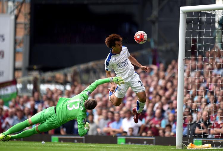tophold. Leicester var presset, men leverede fin kontrafodbold og fortjente sejren mod West Ham. Her scorer Leicesters Shinji Okazaki kampens første mål. 