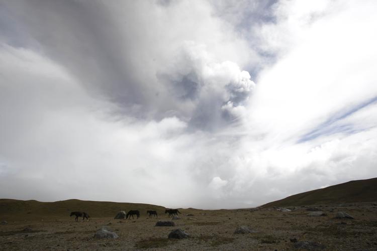 Truende. Vulkanen Cotopaxi rager op i næsten 6.000 meters højde og ligger tæt på hovedstaden Quito. 