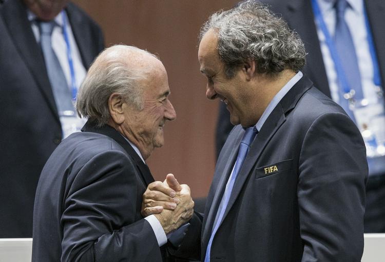 Afløser? Platini (th) vil gerne efterfølge Blatter (tv) som ny fodboldboss. 