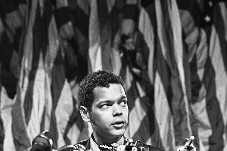 Kontroversiel. Julian Bond var politisk aktiv i staten Georgia, hvor han blandt andet blev valgt ind i repræsentanternes hus i 1965 sammen med syv andre sorte medlemmer. Det blev ikke vel modtaget i datidens raceopdelte USA, og Bonds protester mod Vietnam-krigen gjorde ham ikke mere populær blandt de rasende hvide medlemmer af huset, der indledningsvis nægtede ham adgang til sit sæde. 