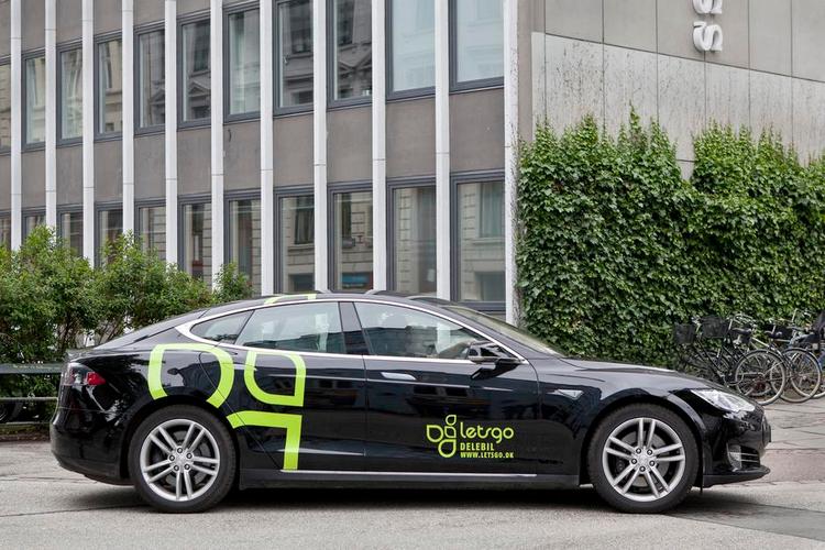 DELEBIL. Nu får Tesla Model S premiere hos delebilsfonden LetsGo. Prisen for en køretur i den lynhurtige elbil er ikke meddelt endnu. 