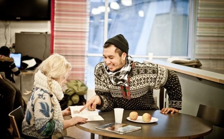 Lektiecafeer. Bl.a. tilbyder Københavns Biblioteker lektiehjælp i forskellige afskygninger. 